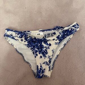 H&M Blue Floral Bikini Bottom
Size 6
New without tags